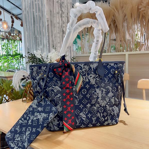 0026 - 595 x 596 [91KB]
DSQUARED2uhRs[